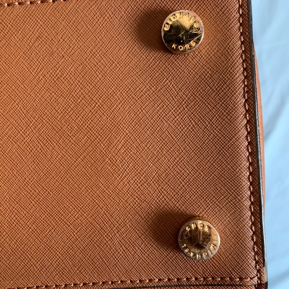 Micheal Kors large crossbody/tote bag. - Picture 6 of 10